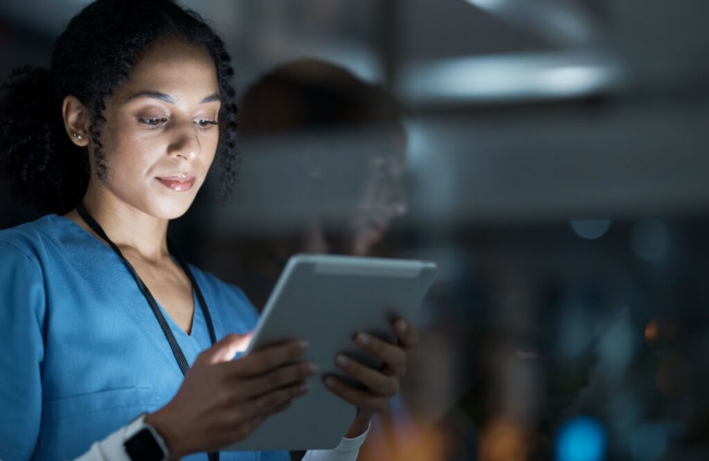 Infirmière tenant une tablette dans les mains