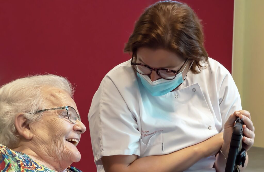 Résidente d'ehpad lors d'une téléconsultation
