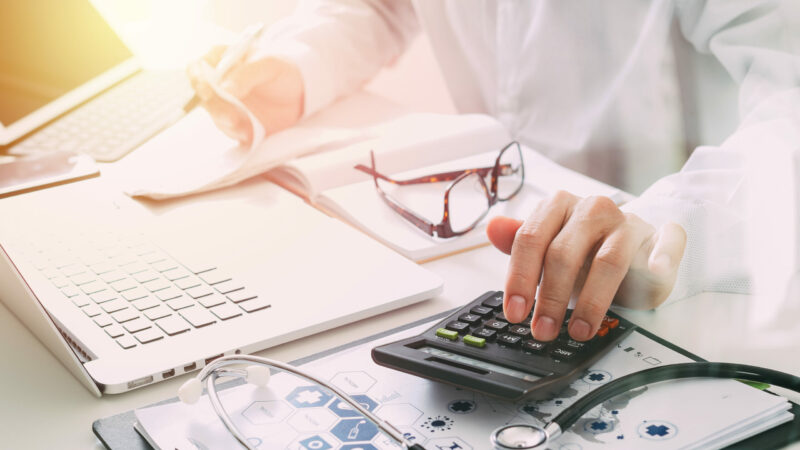 Facturation d'un médecin - [crédit Adobe Stock]